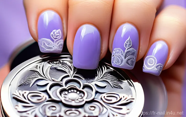 다이소 네일 스탬프 사용법 - 8cm in diameter) is positioned next to a high-quality stainless steel stamping plate, intricately en...