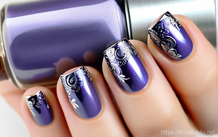 다이소 네일 스탬프 사용법 - 8cm in diameter) is positioned next to a high-quality stainless steel stamping plate, intricately en...